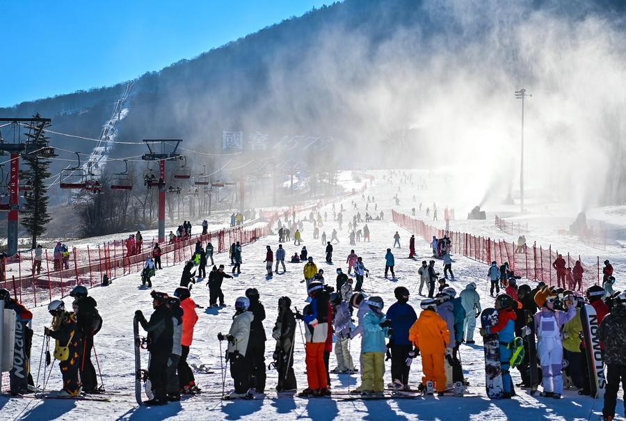 Pemain ski menikmati sukan tersebut di Tempat Peranginan Ski Beidahu di Provinsi Jilin pada 23 November 2024. (Xinhua/Yan Linyun)