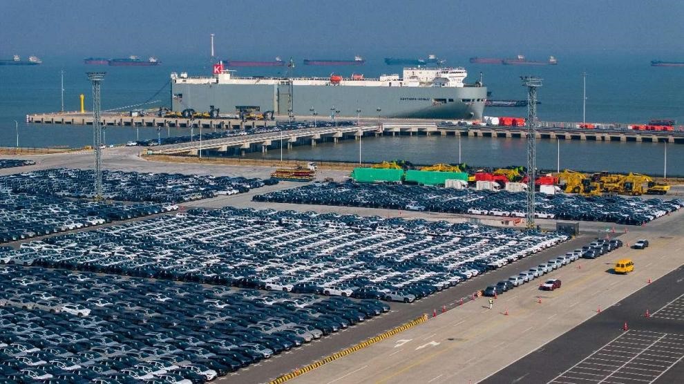 Gambar memaparkan kenderaan buatan China untuk dieksport di terminal automobil Taicang di Provinsi Jiangsu, timur China pada 8 Januari 2025. (People’s Daily Online/Wang Xuzhong)