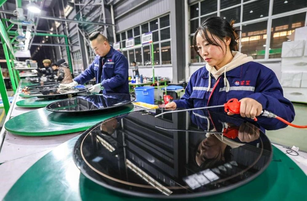 Perkakasan rumah pintar dihasilkan di bengkel sebuah syarikat elektronik di Ma'anshan, Provinsi Anhui di timur China, sedia untuk dieksport, pada 20 Disember 2024. (People's Daily Online/Wang Wensheng)