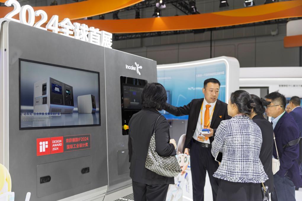 Seorang pempamer sedang memperkenalkan produk kepada pengunjung semasa Ekspo Import Antarabangsa China (CIIE) ke-7 di Shanghai. Pada CIIE ke-7, banyak teknologi dan pempamer telah membuat kemunculan sulung mereka. (Xinhua/Wang Xiang)