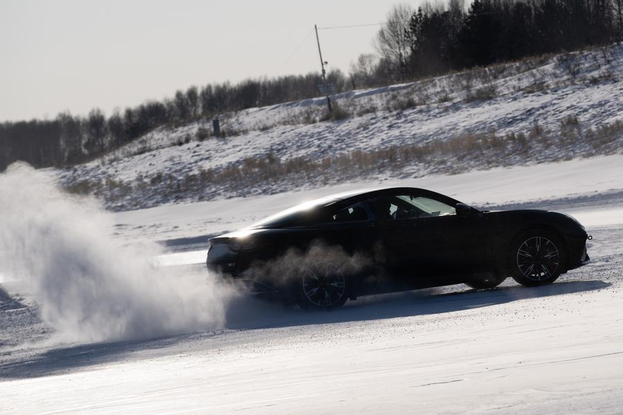 Sebuah kereta menjalani ujian di kawasan sejuk di tapak uji kereta Xiaowusili di Heihe, Provinsi Heilongjiang, timur laut China pada 31 Januari 2024. (Xinhua/Xie Jianfei)