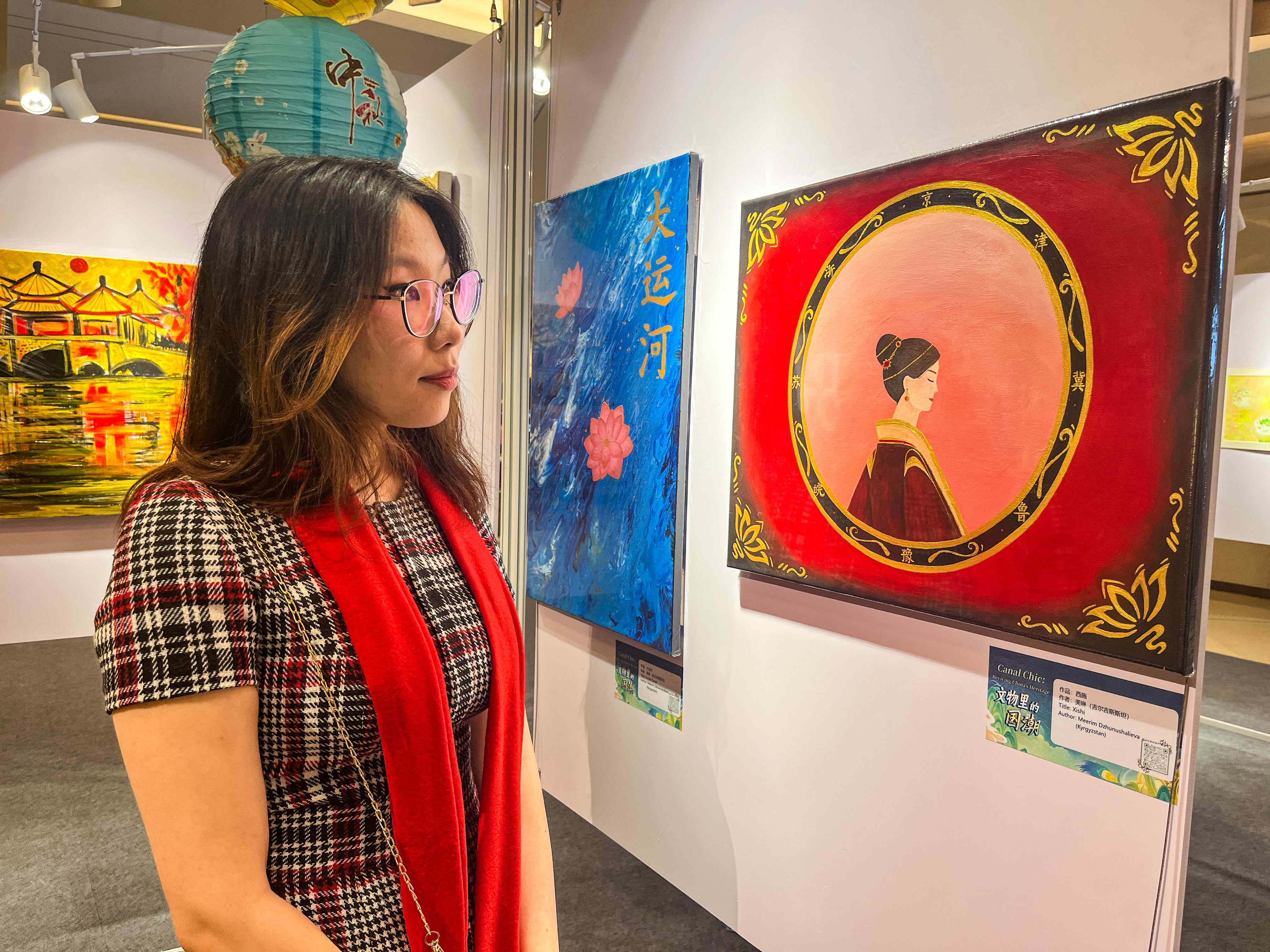 Foto menunjukkan artis Kyrgyz Meerim Dzhunushalieva dan karyanya yang diilhamkan oleh warisan budaya China di Beijing pada 22 Januari 2025. (Xian Jiangnan)