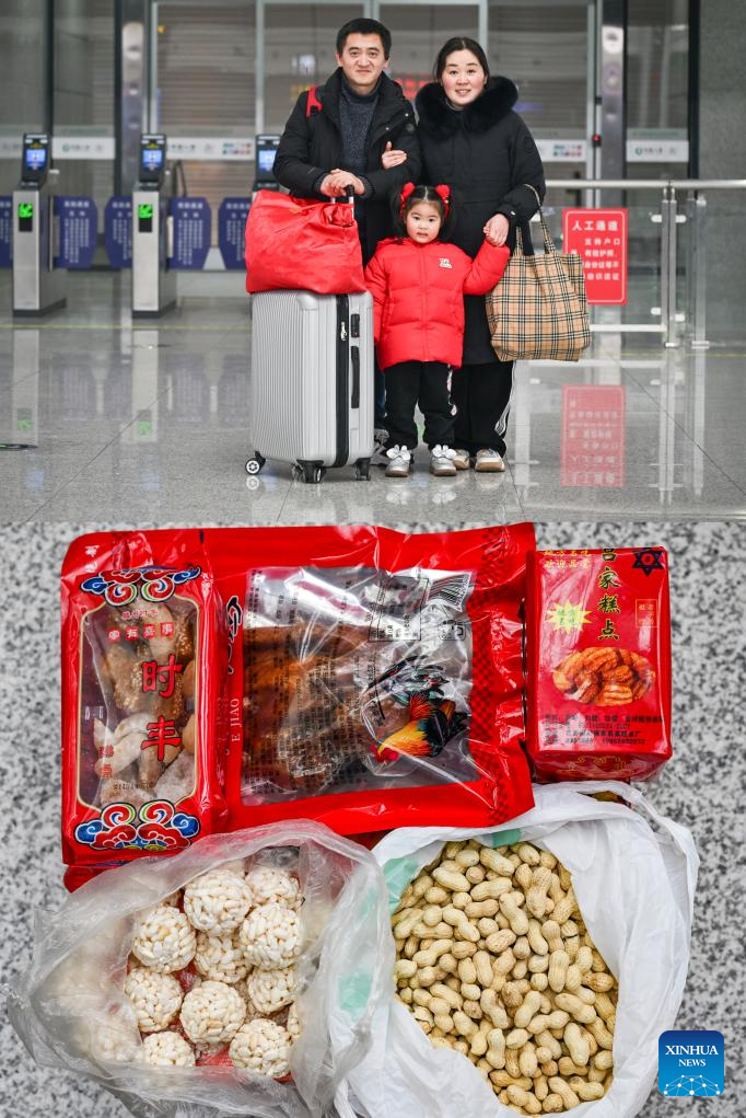 Foto yang digabungkan ini memperlihatkan Liu Guiyun (pertama dari kanan) dari Perbandaran Dongguantun, Kaunti Juye di Bandar Heze, Provinsi Shandong di Stesen Kereta Api Utara Chongqing pada 4 Februari 2025 yang sudah bersedia untuk pulang bekerja di Bandar Neijiang di Provinsi Sichuan bersama-sama dengan suami dan anak perempuan, serta bagasinya yang dipenuhi dengan ayam panggang, pastri, kekacang dan manisan beras rangup daripada ibu bapanya. (Xinhua/Wang Quanchao) 