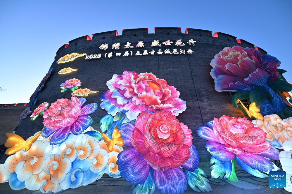 Foto bertarikh 5 Februari 2025 ini memaparkan pemasangan tanglung di satu pameran tanglung di Kaunti Purba Taiyuan, kawasan pemandangan di Provinsi Shanxi, utara China. (Xinhua/Zhan Yan)