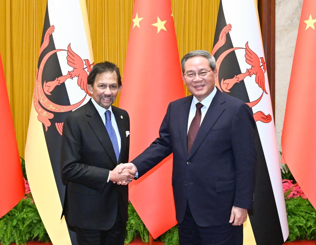 Perdana Menteri China, Li Qiang mengadakan pertemuan dengan Sultan Brunei Haji Hassanal Bolkiah Mu’izzaddin Waddaulah, yang sedang dalam lawatan negara ke China, di Dewan Besar Rakyat di Beijing, ibu negara China, pada 6 Februari 2025. (Xinhua/Li Xiang)