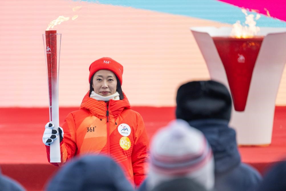 Pembawa obor Shen Yue memegang obor semasa larian obor Sukan Musim Sejuk Asia 2025 di Harbin, provinsi Heilongjiang, timur laur China, 3 Februari 2025. (Foto/Xinhua)