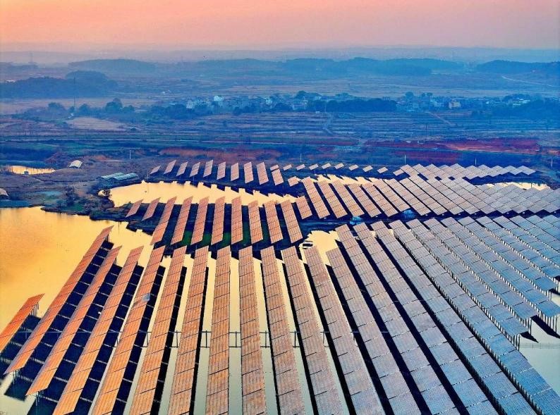 Foto mempamerkan ladang solar berpusat di Fengcheng, Provinsi Jiangxi, timur China. (People’s Daily Online/Zhu Haipeng)