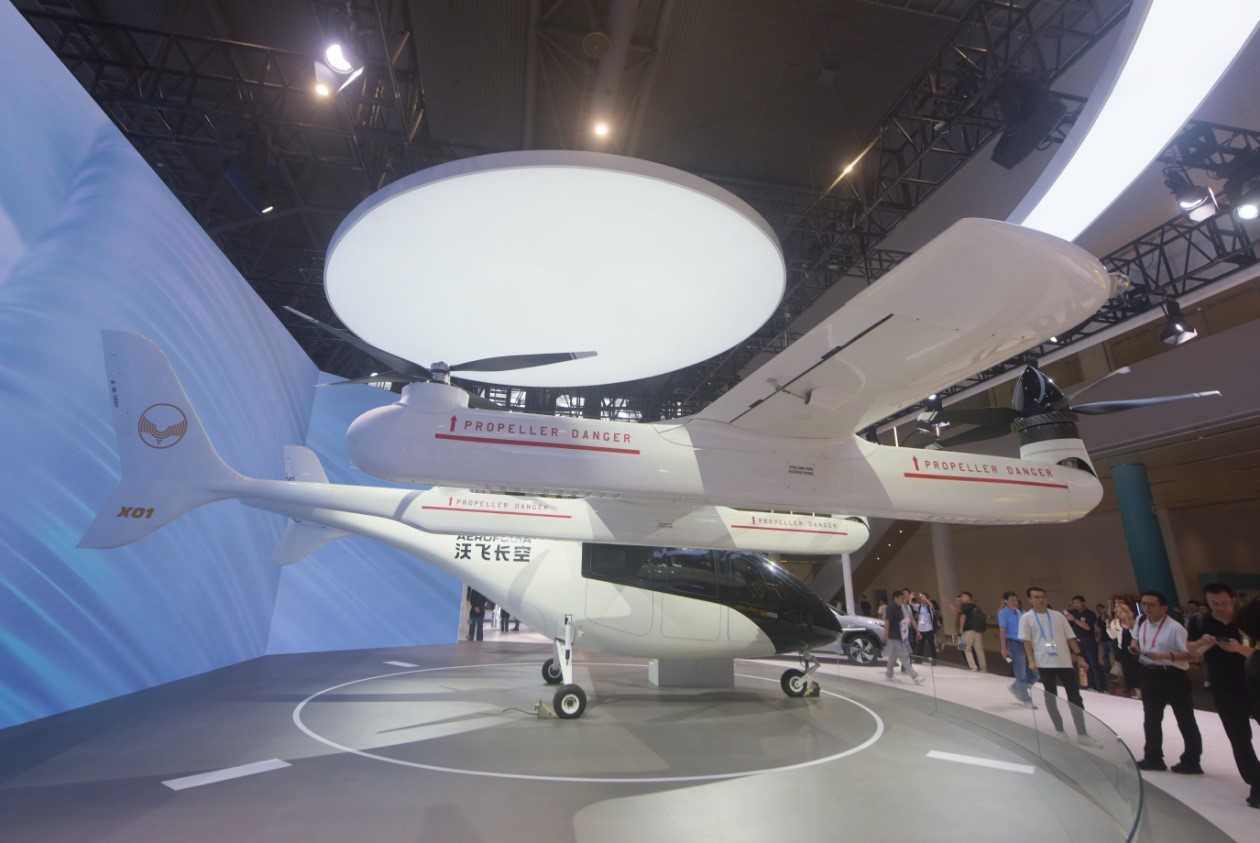 Foto pesawat berlepas dan mendarat elektronik menegak (eVTOL) AE200 yang dipamerkan semasa berlangsungnya Ekspo Perdagangan Digital Global ketiga di Hangzhou, Provinsi Zhejiang, pada 25 September 2024. (People’s Daily Online/Long Wei)