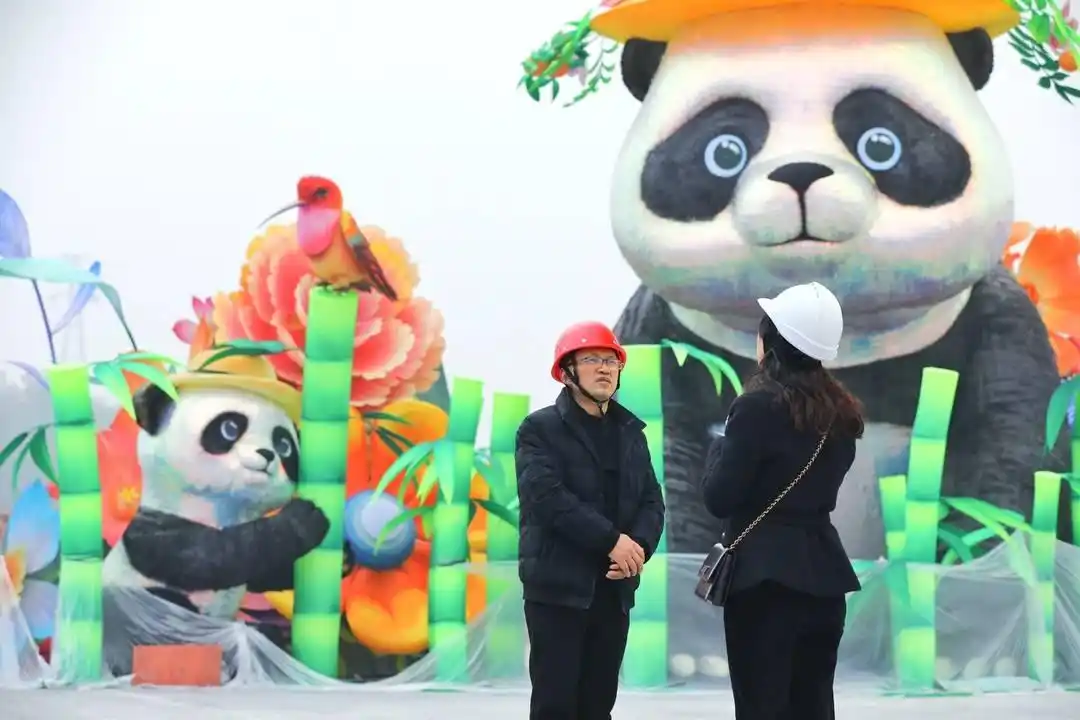 Foto menunjukkan Liu Juncai berada di hadapan tanglung yang dipamerkan semasa Pameran Tanglung  Antarabangsa ke-31 di Zigong, Provinsi Sichuan. (Foto oleh thecover.cn)