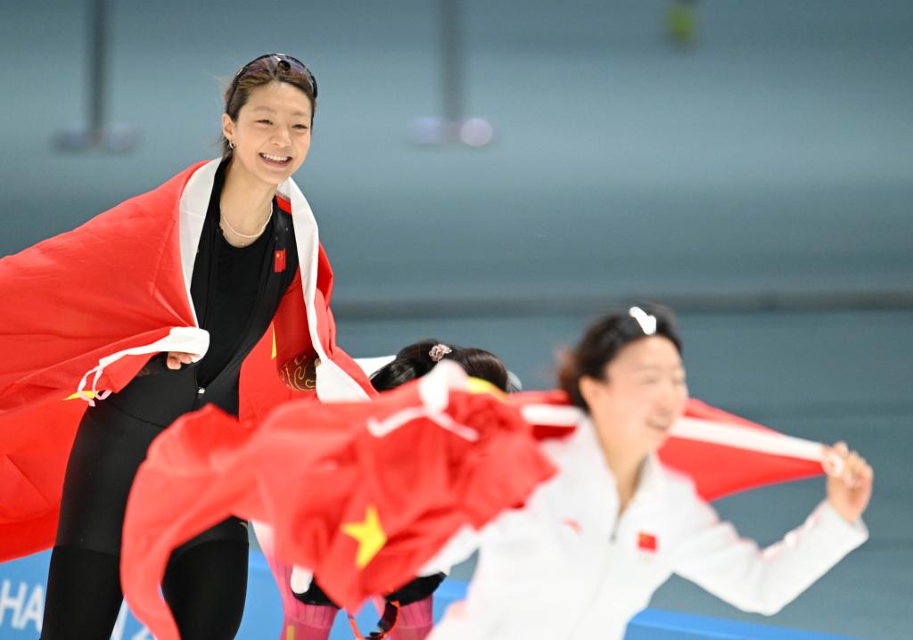 Yang Binyu (kiri) dari China meraikannya selepas perlawanan akhir 3000 meter kategori wanita acara luncur laju di Sukan Musim Sejuk Asia ke-9 di Harbin, Provinsi Heilongjiang timur laut China, 10 Februari 2025. (Xinhua/Zhao Zishuo)