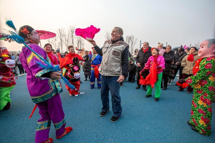 Pelancong asing menyertai tarian Yangge di sebuah taman di Handan, Provinsi Hebei, utara China, 2 Februari 2025. (Foto oleh Nie Changqing)