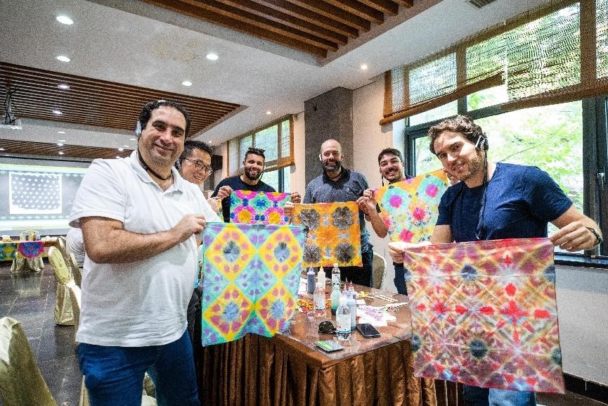 Sekumpulan warga asing bergambar dengan hasil seni masing-masing di sebuah pusat kebudayaan rakyat di daerah Laoshan, Qingdao, Provinsi Shandong, di timur China pada 28 September 2024. (Foto oleh Yang Xuemei)