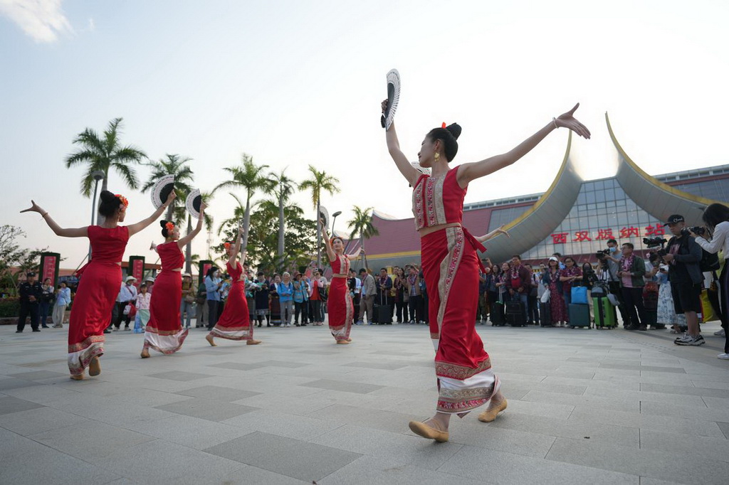 Pelancong ASEAN Bebas Visa Kumpulan Pertama Tiba di Xishuangbanna