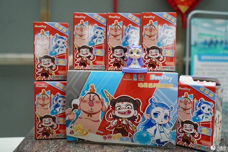   Foto menunjukkan kotak misteri patung figura bertemakan Ne Zha. (People’s Daily Online/Liu Shan)
