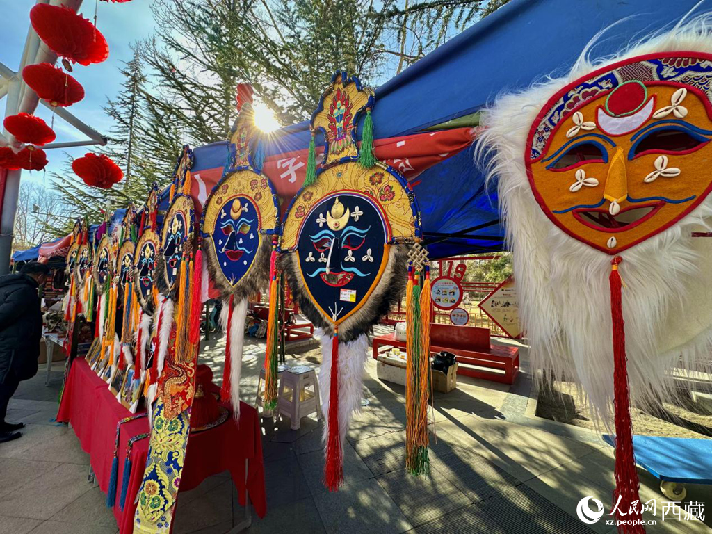 Pasar tahun baharu dibanjiri dengan barangan berunsurkan Tibet.