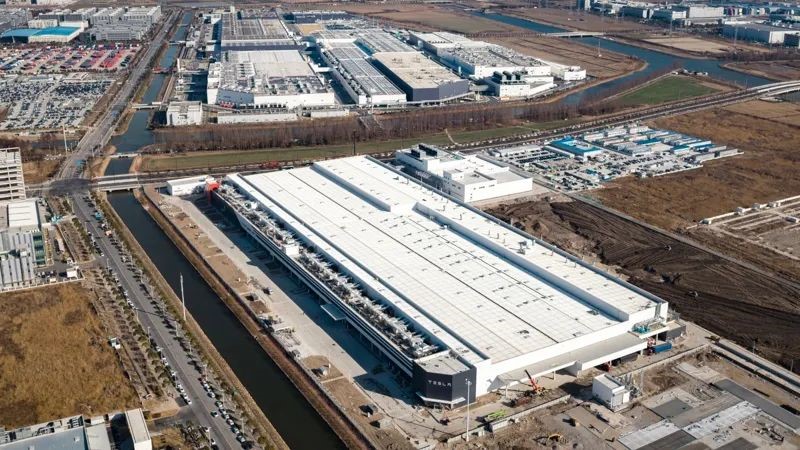 Foto yang diambil menggunakan dron menunjukkan pemandangan sudut udara Megafactory baharu Tesla yang terletak di Zon Rintis Perdagangan Bebas Lin-gang di China (Shanghai), China. (Foto daripada akaun rasmi WeChat Pejabat Am Kerajaan Rakyat Perbandaran Shanghai)