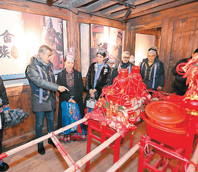 Tetamu dari Itali melawat muzium yang memperkenalkan adat perkahwinan kumpulan etnik She di kampung Banyueli, kaunti Xiapu, Provinsi Fujian, tenggara China. (Xinhua/Jiang Kehong)