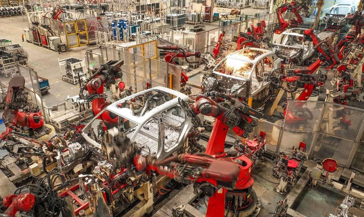 Kerangka kenderaan tenaga baharu (NEV) sedang dipasang di sebuah bengkel automasi di syarikat automobil China, Leapmotor di Jinhua, Provinsi Zhejiang di timur China. (People’s Daily Online/Jin Sicheng)
