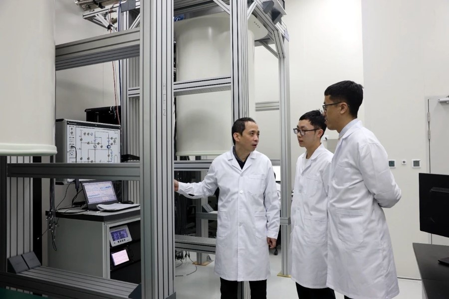 Zhu Xiaobo, profesor di Universiti Sains dan Teknologi China dan ketua pereka ‘Zuchongzhi’, prototaip komputer kuantum superkonduktor sedang berbincang tentang hasil eksperimen dengan pelajarnya. (Foto/Dai Rui)