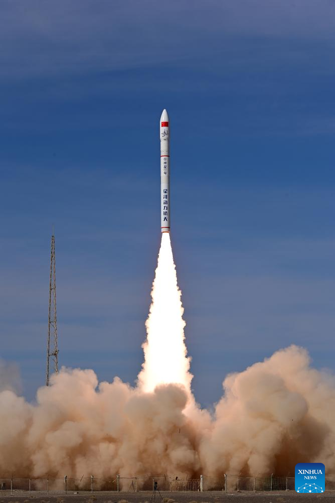 Foto ini memaparkan imej roket pembawa CERES-1 sedang dilancarkan pada 17 Mac 2025. (Xinhua/Wang Jiangbo)
