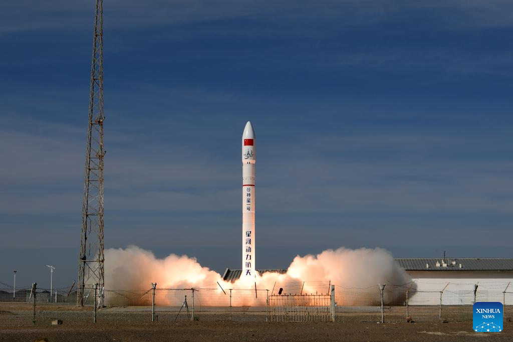 Foto ini memaparkan imej roket pembawa CERES-1 sedang dilancarkan pada 17 Mac 2025. (Xinhua/Wang Jiangbo)