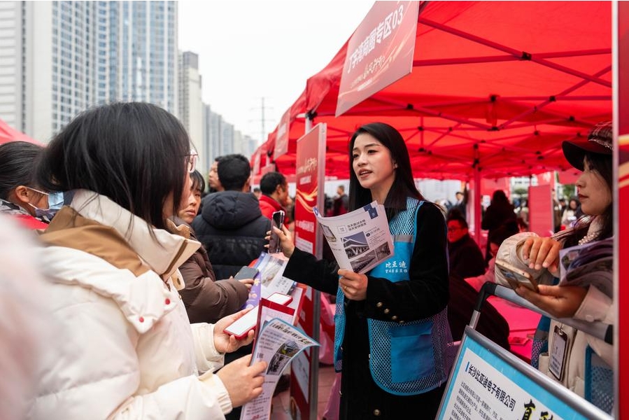 Seorang perekrut (tengah) memberi penerangan tentang keperluan kerja sebuah karnival kerjaya di Changsha, Provinsi Hunan, tengah China pada 11 Februari 2025. (Xinhua/Chen Sihan)