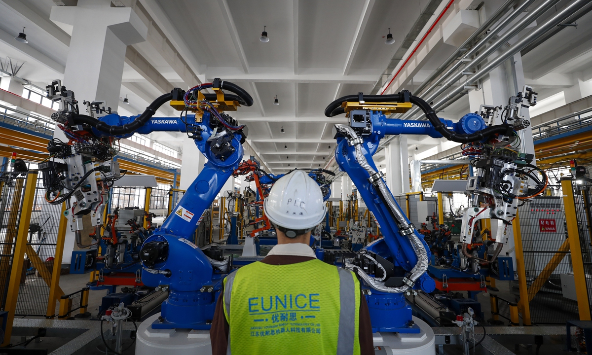 Seorang pekerja sedang memeriksa pengoperasian lengan robot di sebuah kilang di daerah Jiangdu, Yangzhou, Provinsi Jiangsu di timur China pada 9 Oktober 2024. Jiangdu pada tahun mutakhir ini telah melipatgandakan usaha mempromosi pembuatan atasan dengan teknologi baharu untuk mempermudah pemupukan tenaga produktif berkualiti baharu di kawasan itu. (Foto VCG)