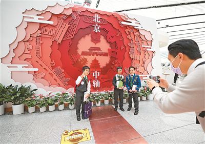 Murid-murid sekolah rendah dari Hong Kong bergambar di Lapangan Terbang Antarabangsa Daxing Beijing. (Xinhua/Zhang Chenlin)