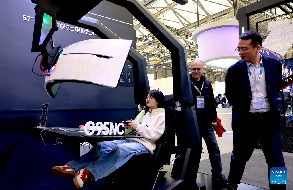 Seorang pelawat merasai sendiri pengalaman berada di kokpit permainan yang dilengkapi dengan monitor lengkung semasa AWE 2025 pada 20 Mac 2025. (Xinhua/Fang Zhe)