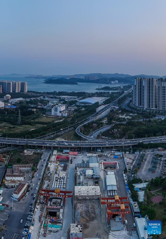 Foto bertarikh 25 Mac 2025 ini memperlihatkan tapak pembinaan terowong bawah laut Teluk Shantou di Bandar Shantou, Provinsi Guangdong, selatan China. (Xinhua/Liu Dawei)