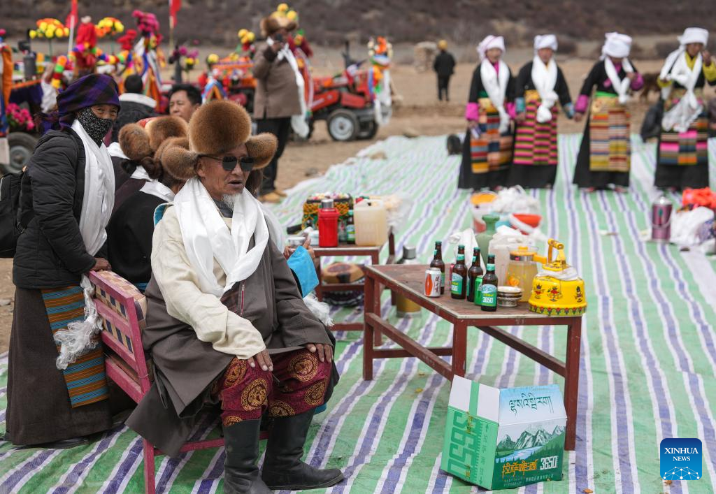 Wangchen (hadapan) sedang memerhatikan pemuda menari pada satu ritual yang menandakan bermulanya pertanian musim bunga di Kaunti Lhunzhub, Lhasa, Wilayah Autonomi Xizang di barat daya China pada 16 Mac 2025. (Xinhua/Jingme Dorje)