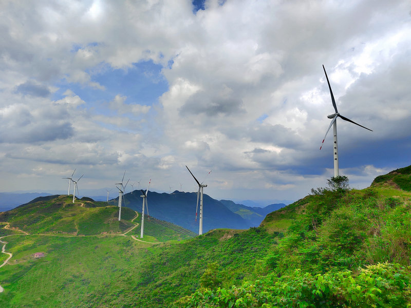 Pemandangan ladang angin di Tongren, Provinsi Guizhou. (People's Daily Online/Chen Xiahua)