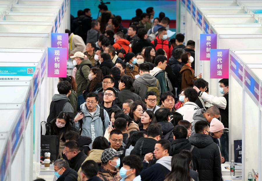 Orang ramai menyertai pameran kerjaya di Shanghai pada 14 Februari 2025. (Xinhua/Liu Ying)