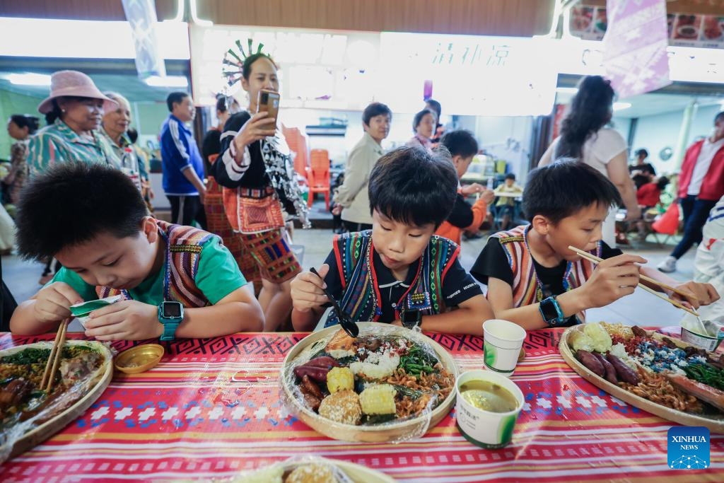 Pelancong menikmati makan besar pada 30 Mac 2025. (Xinhua/Zhang Liyun)