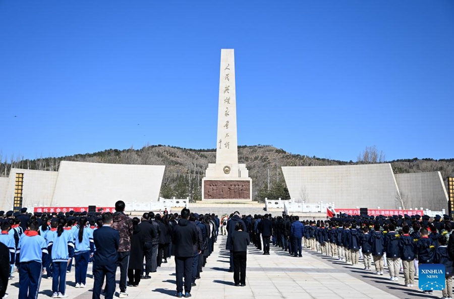 Orang ramai memberikan penghormatan kepada pejuang yang terkorban di tugu peringatan di Hohhot, Wilayah Autonomi Mongolia Dalam, di utara China. (Xinhua/Bei He)
