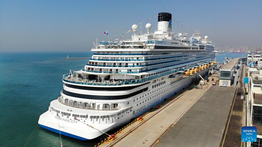 Foto dron bertarikh 6 April 2025 ini menunjukkan Adora Magic City berlabuh di Terminal Pelayaran Antarabangsa Qingdao di provinsi Shandong, timur China. (Xinhua/Li Ziheng)