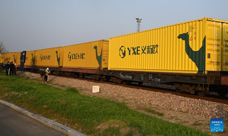 Kereta api kargo berlepas dari Stesen Kereta Api Barat Yiwu di Provinsi Zhejiang, timur China. (Foto fail Xinhua)