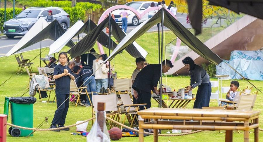 Foto memperlihatkan pelancong di tapak perkhemahan di kampung Zhongfen, perbandaran Suncun, Wuhu, Provinsi Anhui di timur China pada 4 April 2025. (People’s Daily Online/Xiao Benxiang)