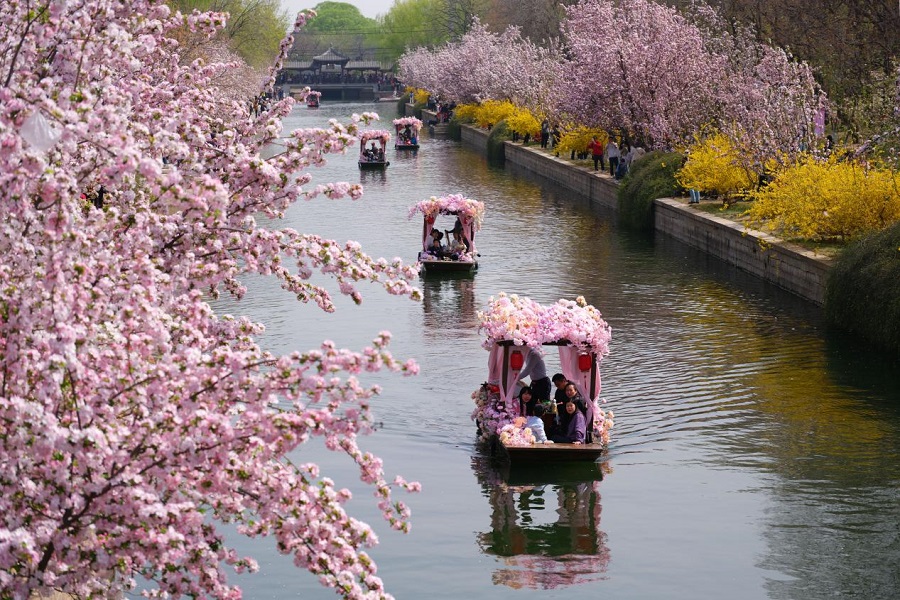 Pelancong menaiki bot di Taman Runtuhan Tembok Bandar Dadu Yuan di Beijing, 4 April 2025. (People’s Daily Online/Guo Junfeng)