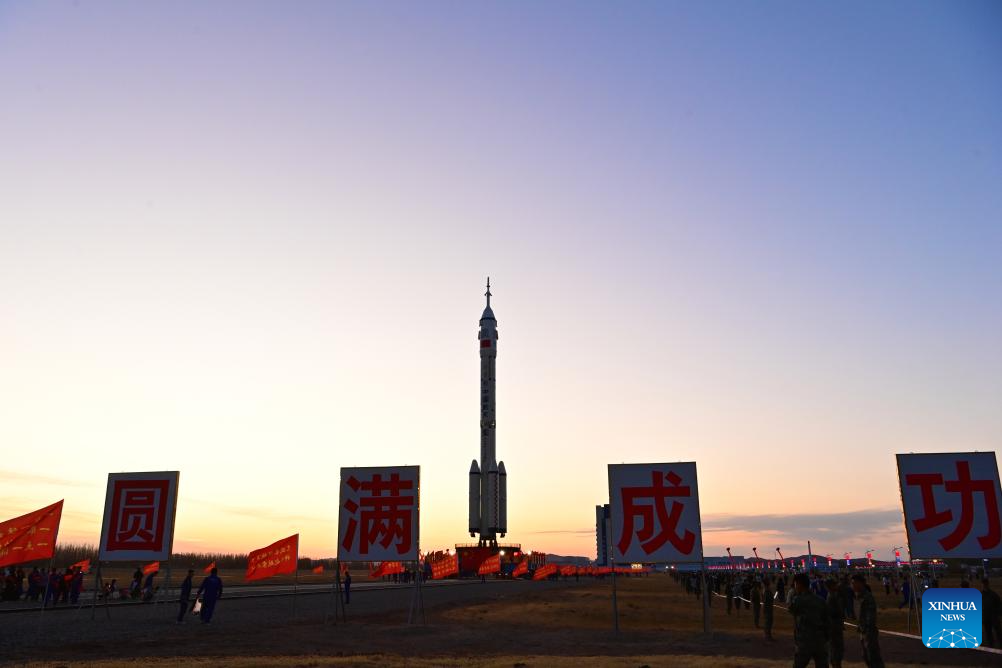 Foto bertarikh 16 April 2025 ini memaparkan gabungan kapal angkasa bermanusia Shenzhou-20 dan roket pembawa Long March-2F yang dihantar secara vertikal ke kawasan pelancaran. (Xinhua/Wang Jiangbo)