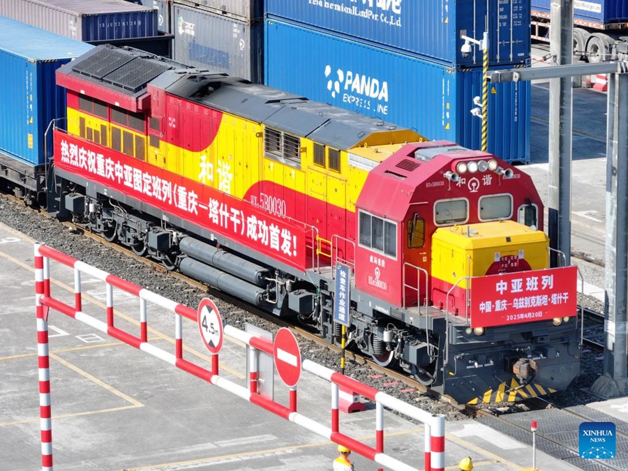 Foto sudut udara ini diambil pada 20 April 2025, memaparkan kereta api kargo China-Asia Tengah yang sedang menunggu untuk berlepas dari Stesen Tuanjiecun di Chongqing, barat daya China. (Xinhua/Tang Yi)