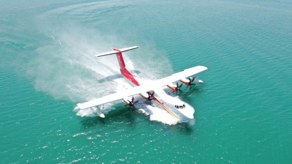 Sebuah pesawat pemadam kebakaran amfibia besar AG600 dilihat semasa ujian penerbangan di Jingmen, Provinsi Hubei, tengah China, pada April 2023. (AVIC/menerusi Xinhua)