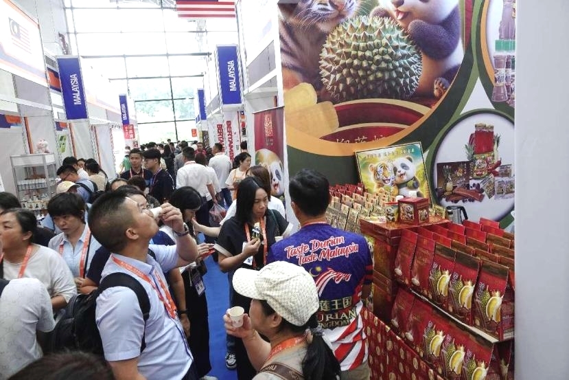 Foto bertarikh 24 September 2024 ini memperlihatkan pengunjung sedang memilih produk di reruai Malaysia semasa Ekpso China-ASEAN ke-21 di Nanning, wilayah autonomi Zhuang Guangxi di selatan China. (People’s Daily Online/Yu Xiangquan)