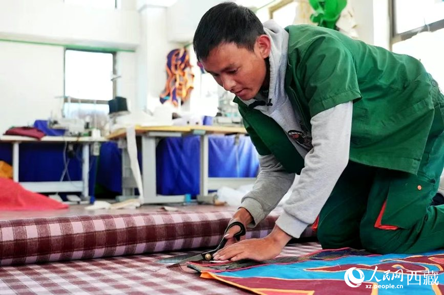 Dondrup Tsering sedang menghasilkan langsir pintu Tibet di sebuah pangkalan keusahawanan dan pekerjaan di kaunti Zhanang, bandar Shannan, Wilayah Autonomi Xizang di barat daya China. Pangkalan tersebut didedikasikan untuk menawarkan peluang pekerjaan dan keusahawanan dalam membantu golongan kurang upaya (OKU). (Foto/Tsering Norbu)