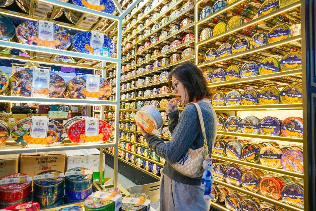 Seorang wanita membeli produk dari Malaysia di Ekspo Produk Pengguna Antarabangsa China ke-5 di Provinsi Hainan, selatan China pada 13 April 2025. (Zhang Mao/People’s Daily Online)