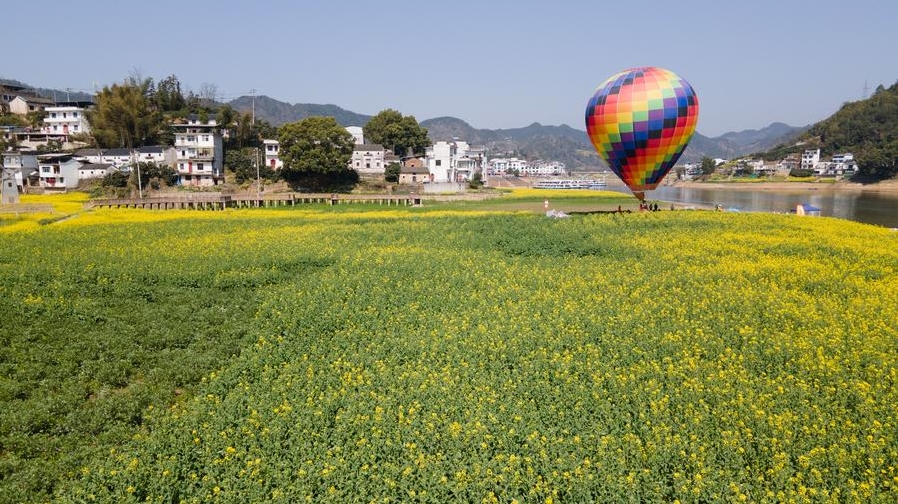 Foto sudut udara yang diambil menggunakan dron pada 24 Mac 2025 ini memaparkan pemandangan di kampung Fengchi di Kaunti Shexian, Bandar Huangshan, Provinsi Anhui di timur China. (Xinhua/Zhang Duan)