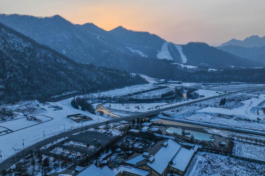 Foto bertarikh 10 Disember 2024 ini diambil menggunakan dron dan memaparkan pemandangan hotel mata air panas dan peranginan ski di Benxi, Provinsi Liaoning di timur laut China. (Xinhua/Pan Yulong)