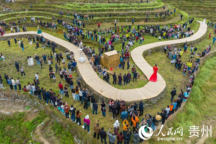 Sawah Padi Berteres Jadi Pentas Peragaan Fesyen di Guizhou