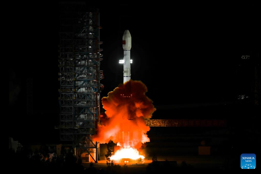 Sebuah roket pembawa Long March-3B yang membawa satelit Tianlian II-05 berlepas dari Pusat Pelancaran Satelit Xichang di Provinsi Sichuan, barat daya China, pada 27 April 2025. (Xinhua/Yang Xi)