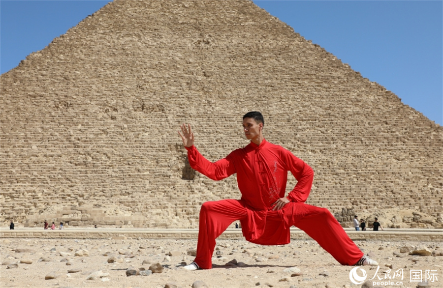 Seorang warga Mesir sedang mempraktikkan Tai Chi di kaki Piramid Giza di Mesir. (People’s Daily Online/Hind Fathi Muhammad)